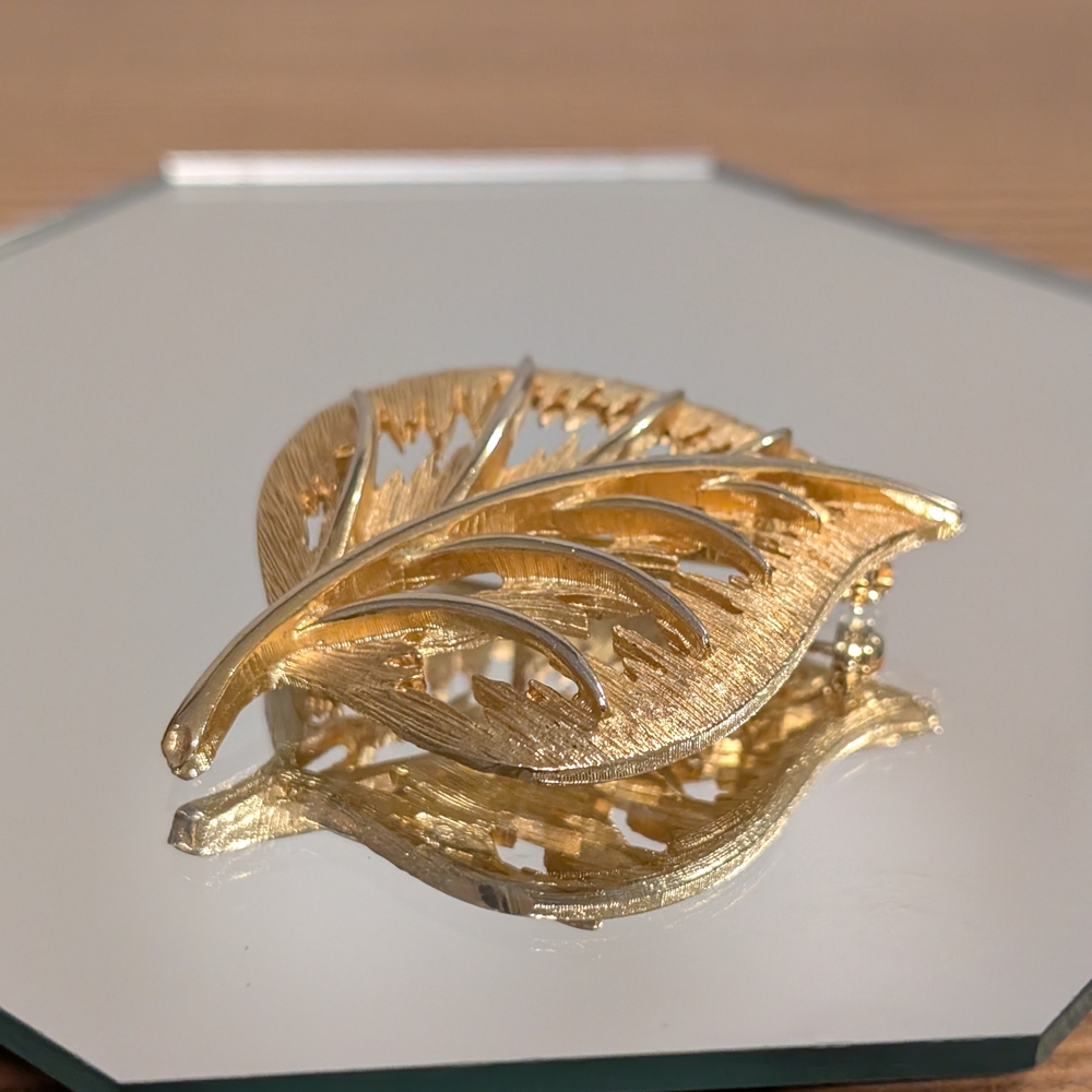 VTG Mid-Century Gold-Tone Textured Openwork Leaf Brooch Pin